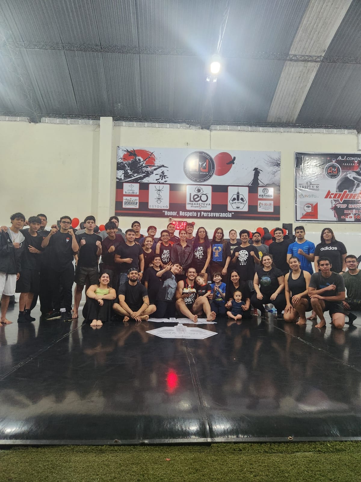 Comunidad de alumnos de A J Contact Sports en el gimnasio