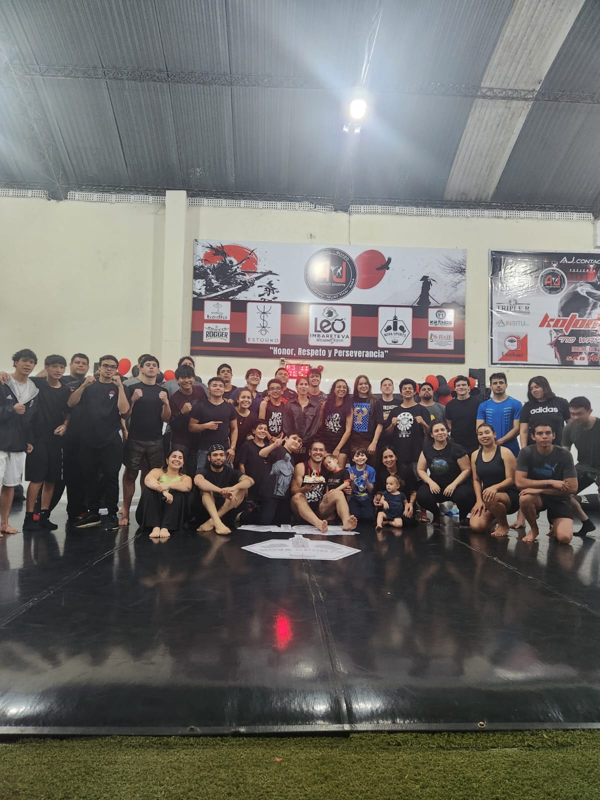 Grupo de alumnos entrenando en A J Contact Sports