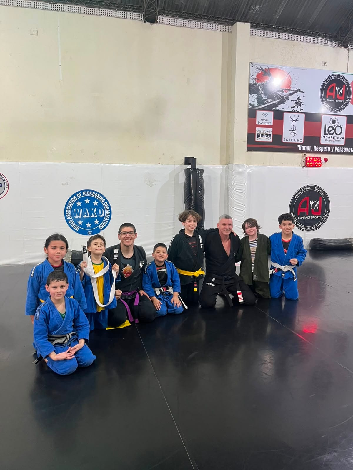 Grupo de chicos entrenando Jiu-Jitsu en el Programa Winners