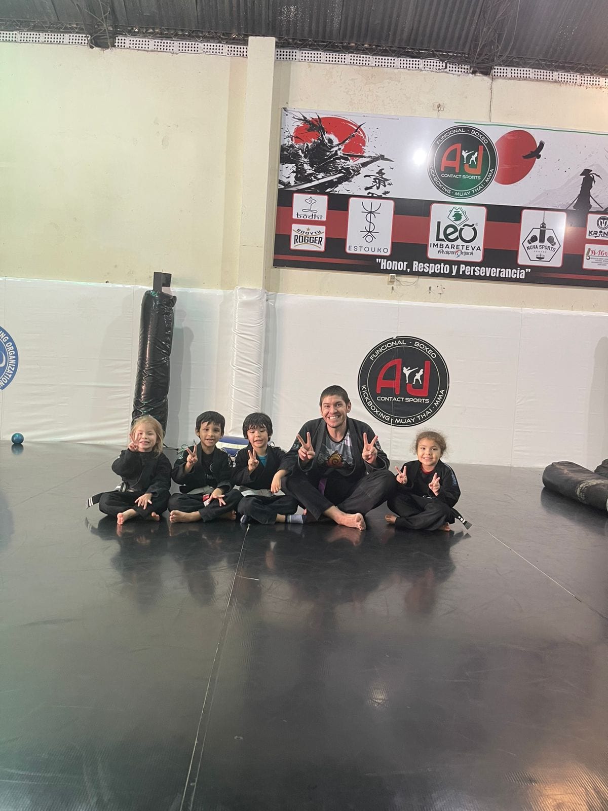 Chicos de Winners 1 entrenando artes marciales en A J Contact