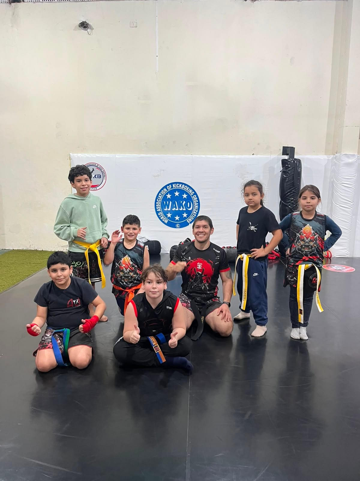 Chicos de Winners 2 con sus cinturones de Kickboxing en A J Contact